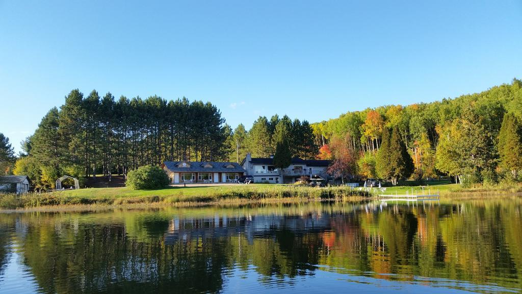 Barry'S Bay Golf Resort Barrys Bay Exterior photo